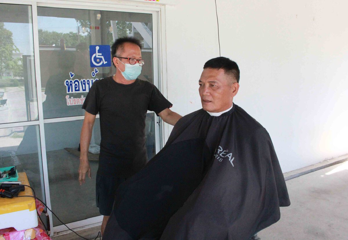 ชื่นชมหนุ่มใหญ่เปิดร้านตัดผมฟรีแบ่งเบาภาระช่วงโควิด