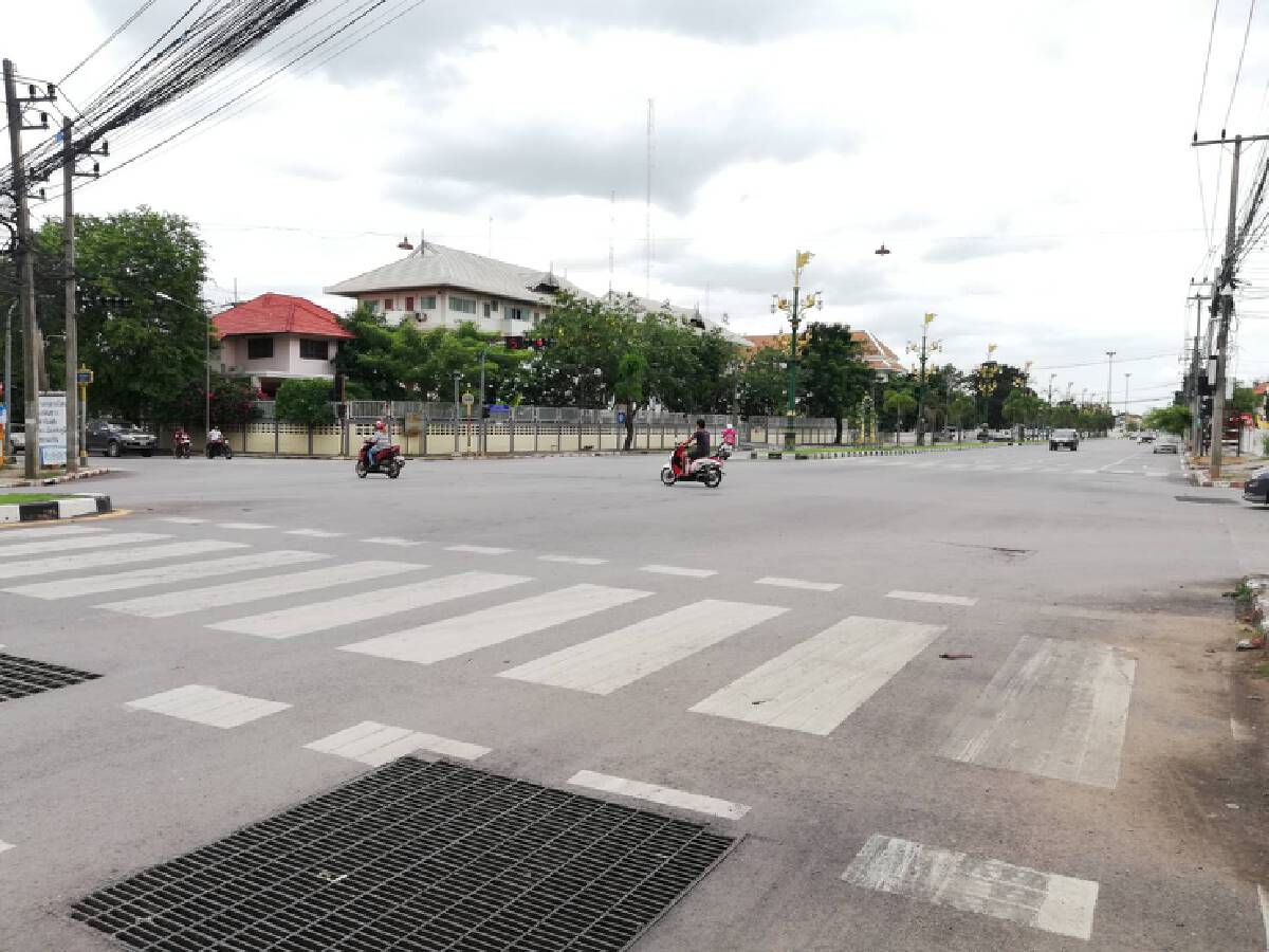 สลด3นักเรียนสาวซิ่งจยย.ฝ่าไฟแดงชนเก๋งกลางแยกดับ 2 เจ็บสาหัส 1