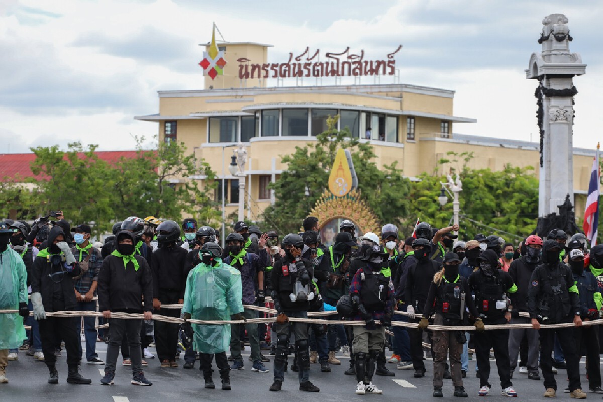 กลุ่มม็อบบริเวณท้องสนามหลวง
