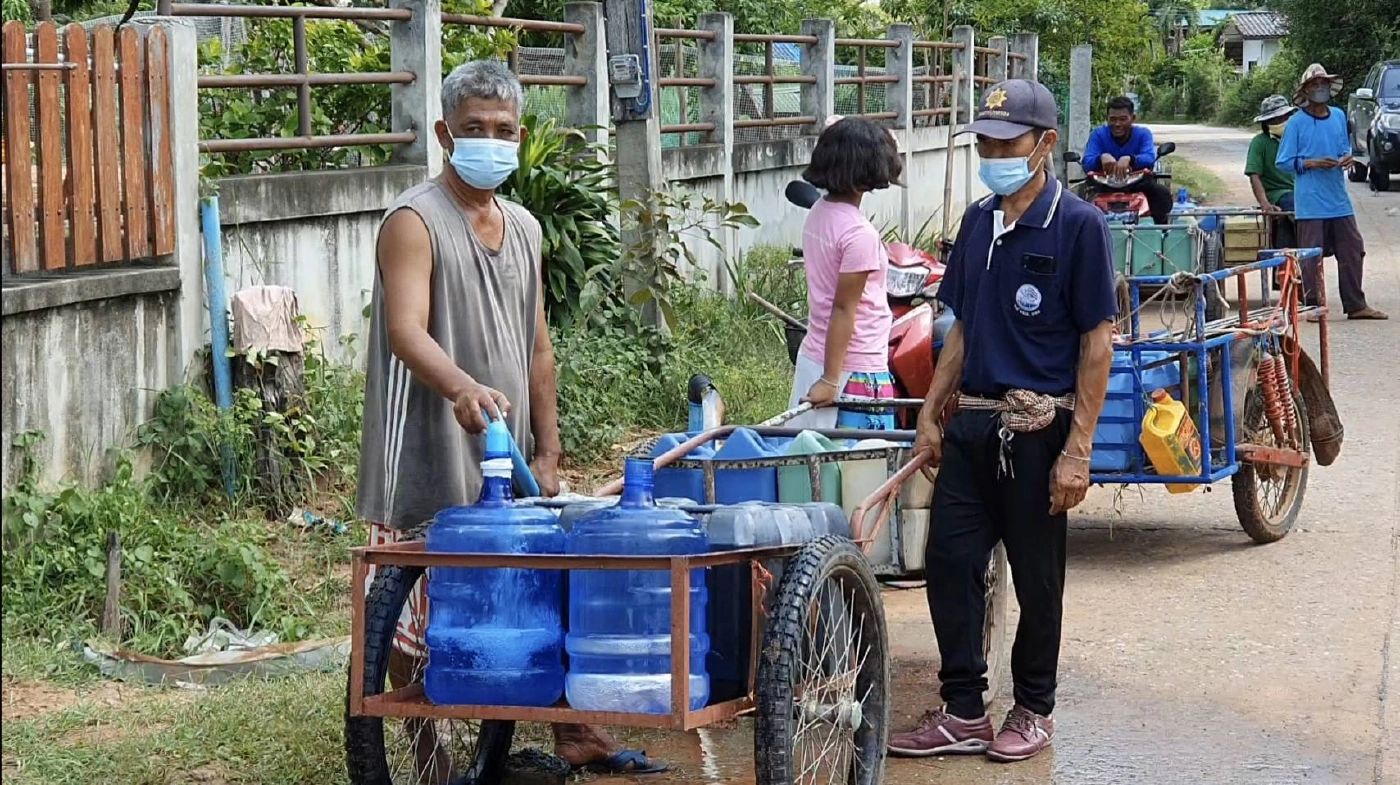 แล้งจัด ชาวบ้านนำถังใส่รถเข็นต่อคิวรับน้ำ