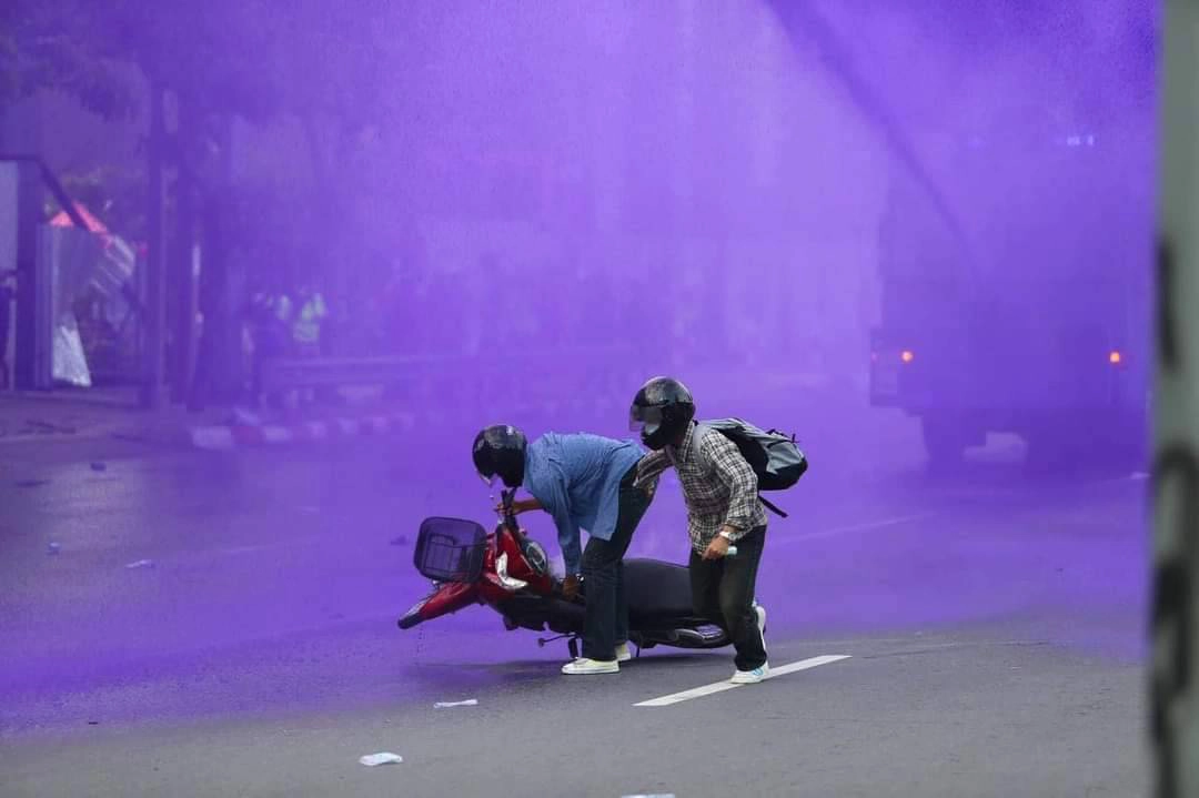 สรุปไทม์ไลน์ม็อบ 29 ส.ค. บริเวณแยกดินแดง ม็อบไม่ยอมสลายตัว