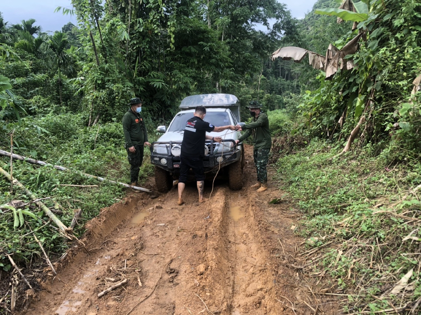 ลุยโคลนดูแลผู้ป่วย-ตรวจเชื้อโควิด"หมู่บ้านฤาษี"