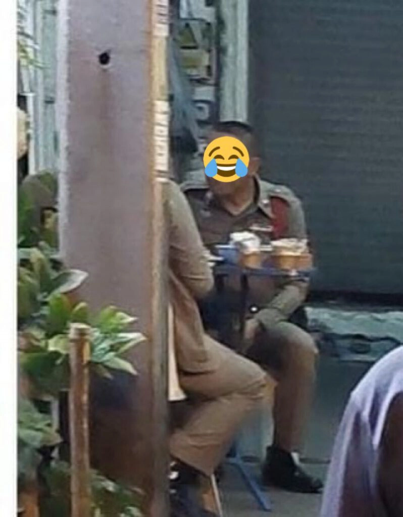 งง! ตำรวจนั่งกินข้าวในร้านอาหาร ย่านเคหะร่มเกล้า