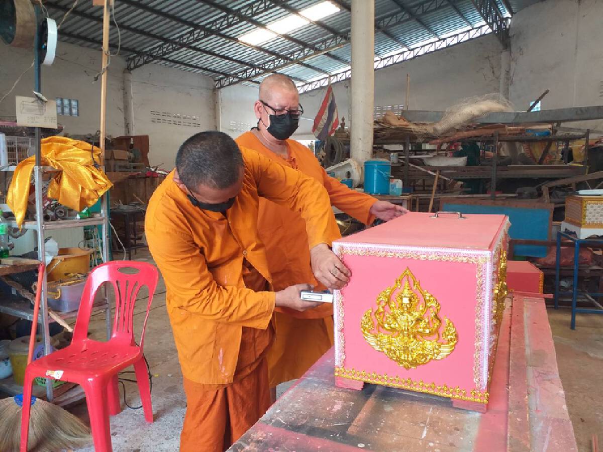 พระโคราชเร่งทำโลงศพช่วยเหลือผู้เสียชีวิตจากโควิดที่ไม่มีเงิน