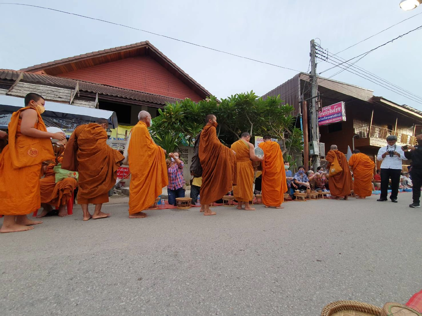 คลัสเตอร์ชาวลาวกระทบพระสงฆ์งดออกบิณฑบาตร