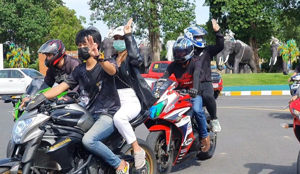 คาร์ม็อบเผาพริกเกลือ-ทำคุณไสยไล่รัฐบาลลุงตู่