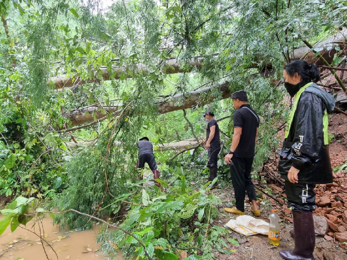 น้ำป่าทะลัก!! ทหารพรานช่วยครู-ชาวบ้านติดในหมู่บ้าน