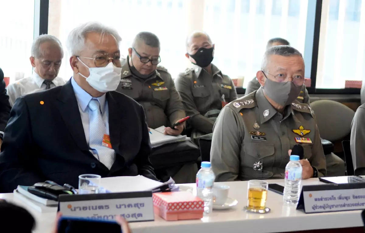 เนตร นาคสุข (ซ้าย) ** แฟ้มภาพ **