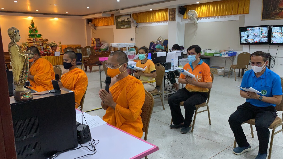 รพ.สนามวัดสระกำแพงใหญ่ นำผู้ป่วยสวดมนต์ทุกวันเสริมพลังจิตสู้โควิด19