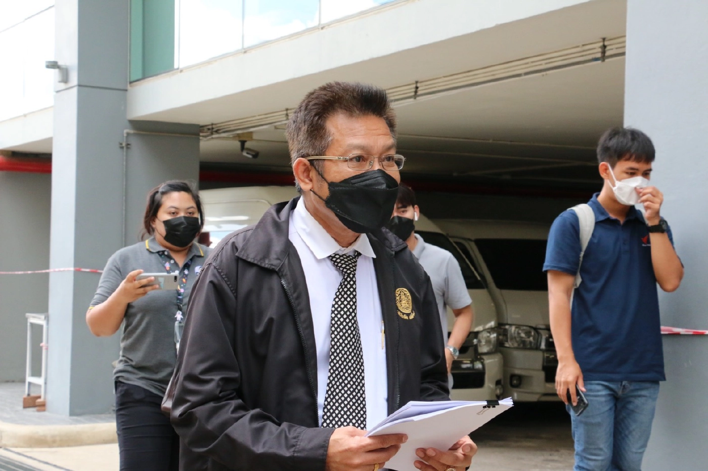 "ทนายเดชา" หอบหลักฐานยื่นสอบมารยาท "ทนายษิทรา" ปมตบทรัพย์ "อดีตผกก.โจ้"