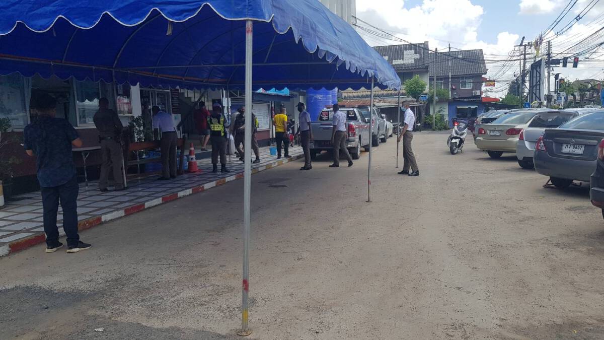 ลดความแออัด กางเต็นท์บริการปชช.หน้าโรงพักหลังตำรวจติดโควิด6นาย