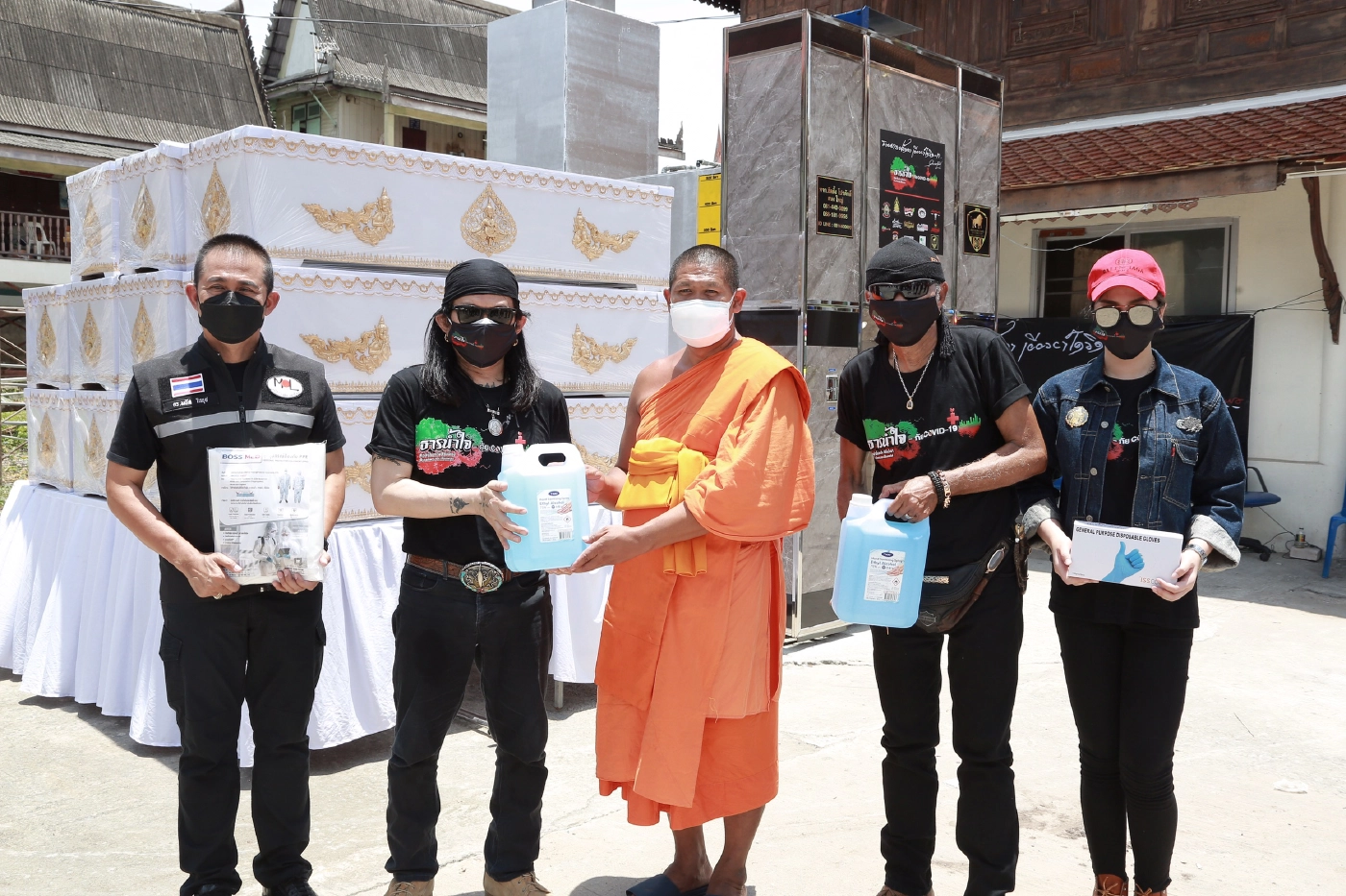 พยัพ คำพันธุ์-อ.ไข่ มาลีฮวนน่า ตัวแทนวงการพระ-เพลง มอบเตาเผาศพ วัดเสาธงหิน