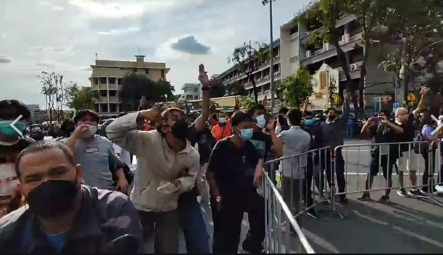 ‘เอ๋ ปารีณา’ เผยพี่ชายติดโควิดหลังช่วยหาเสียง แขวะม็อบระวังติดคนที่บ้าน