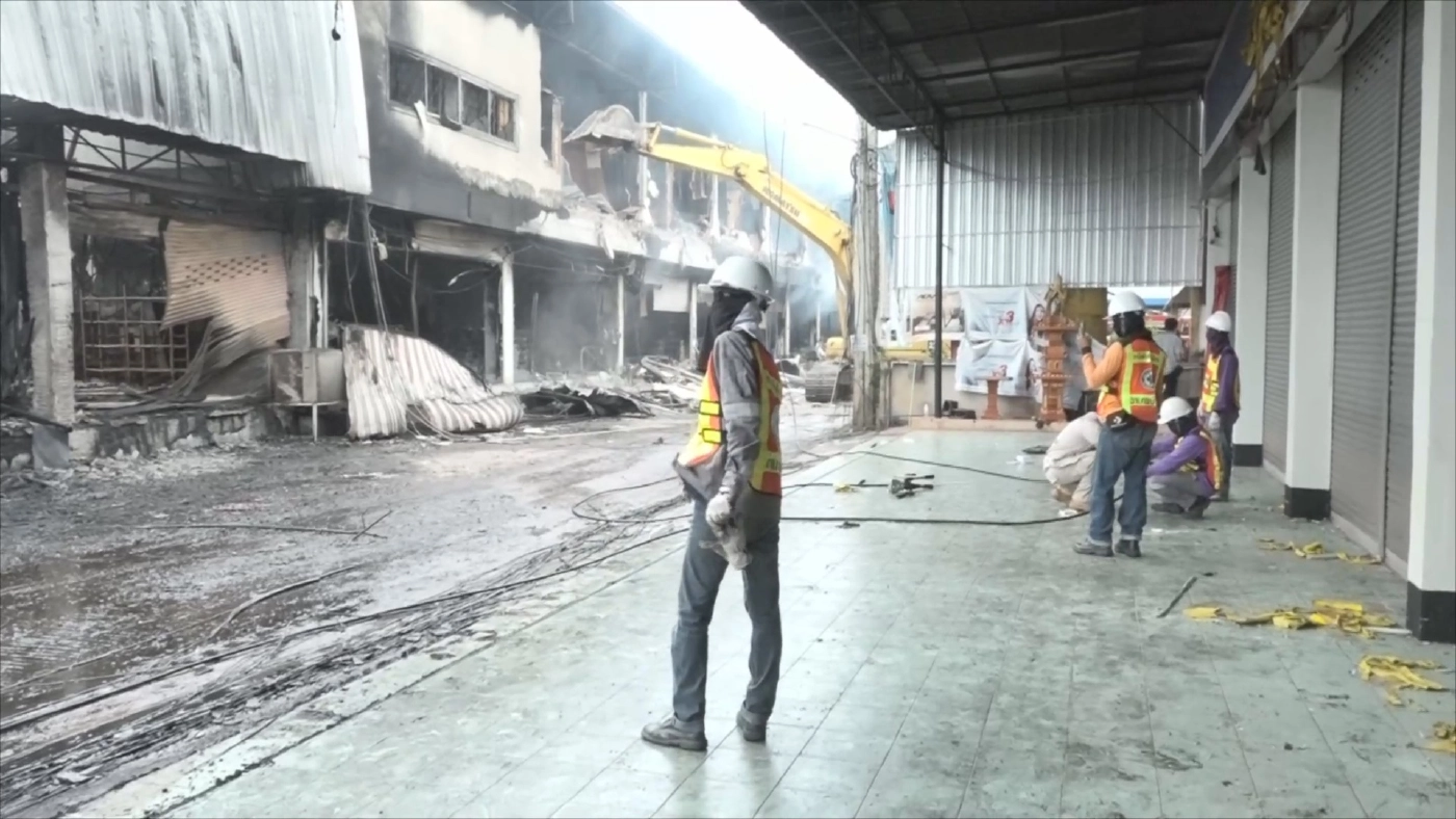 ไฟไหม้โชว์รูมรถลามซุปเปอร์สโตร์วอด 150  ล้าน