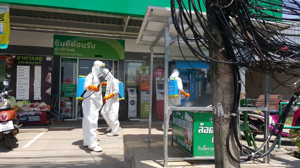 ส่งทหารจากค่ายร.8ฉีดพ่นยาและล้างตลาดหลังป่วยโควิด 10  คน