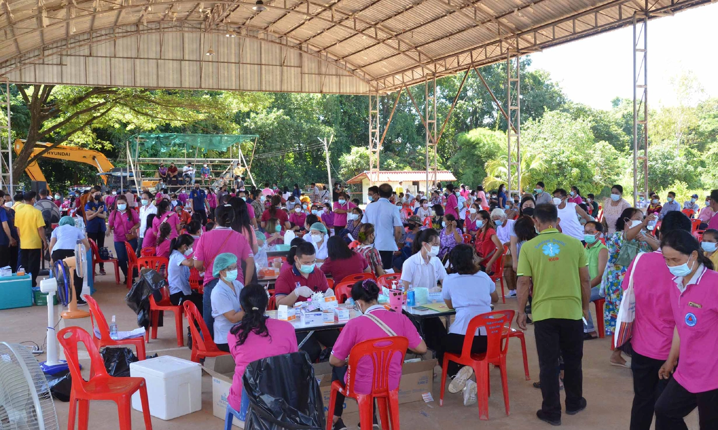 มอบแรงใจประกันโควิดให้อสม.นำร่องฉีดวัคซีนวอล์คอินในตำบล