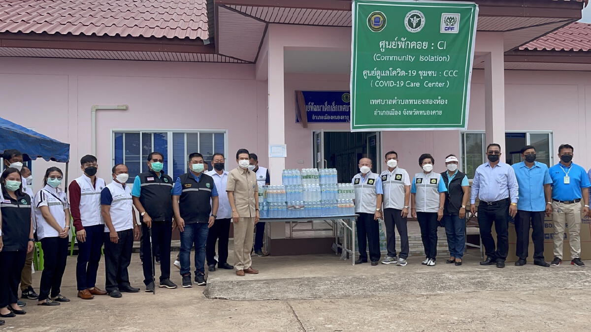 อบจ.หนองคายมอบชุดพีพีอี-เตียงกระดาษช่วยศูนย์พักคอย