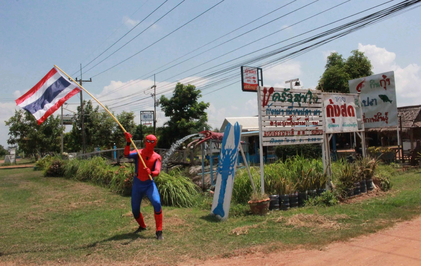หนุ่มเจ้าของร้านแต่งชุดสไปเดอร์แมนขายกุ้ง-ปลานิลกระตุ้นยอดขายสู้โควิด