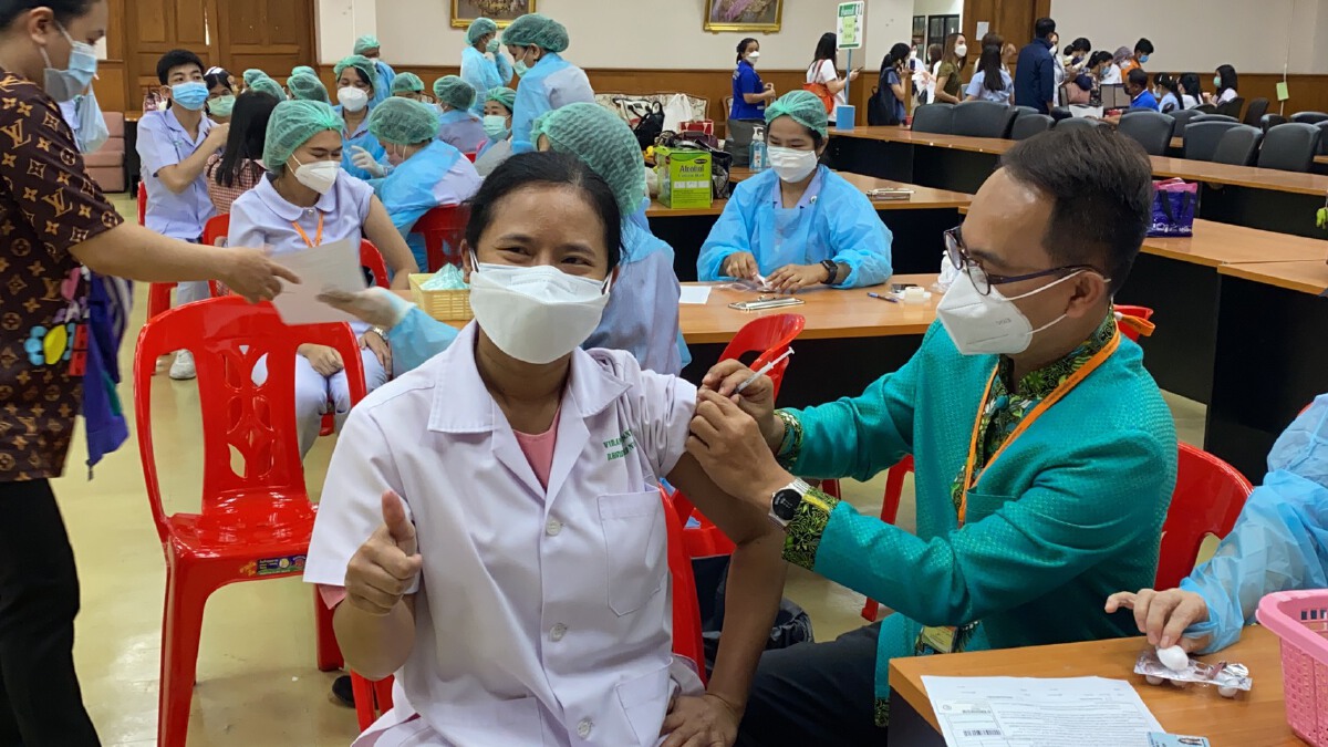 หมอพยาบาลศรีสะเกษ ดีใจได้รับการฉีดไฟเซอร์เข็ม 3