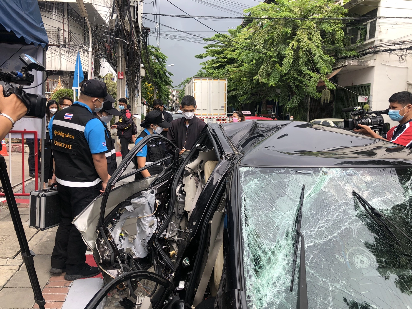 พิสูจน์หลักฐาน ตรวจสภาพรถสองคัน หาทิศทาง-ตำแหน่งขณะพุ่งชน