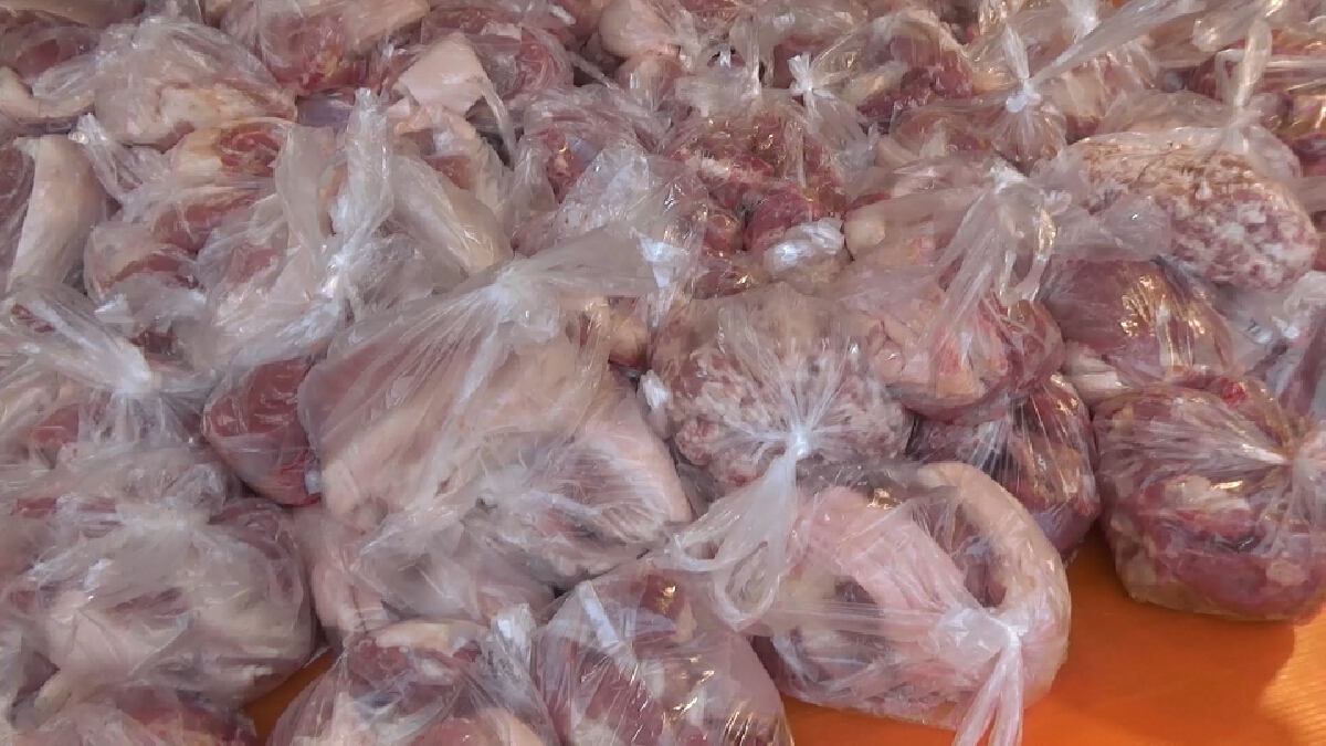 แจกฟรีหมู 200 กิโลให้ชาวบ้านที่เดือดร้อนจากโควิด
