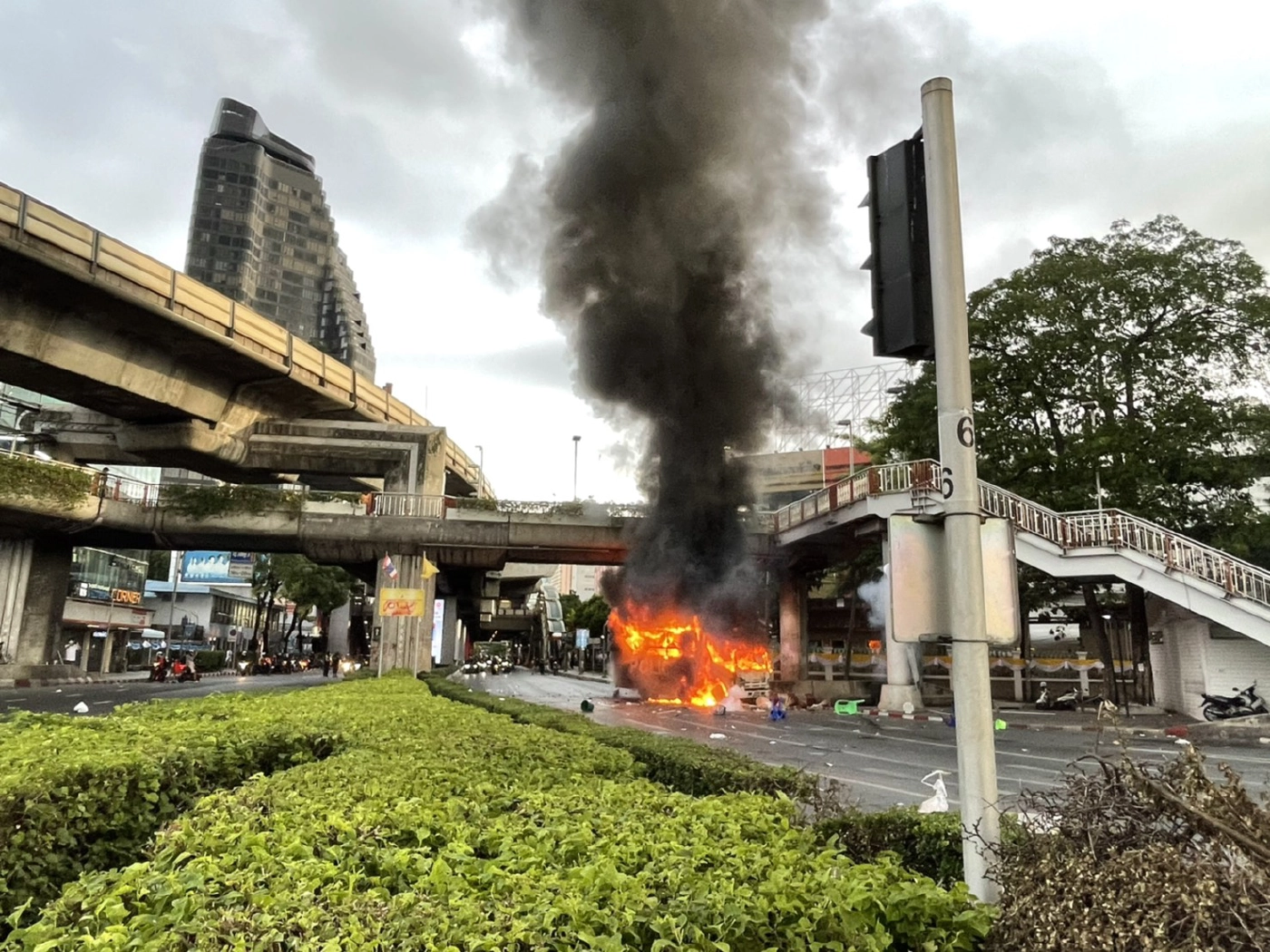 หมอรามาฯ วอนม็อบ-จนท.เลิกปะทะ ผู้ป่วยใน รพ.รอบอนุสาวรีย์ฯ ได้รับผลกระทบ