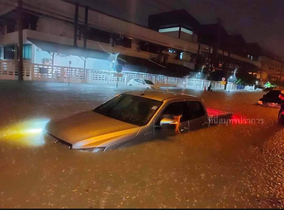 นิคมฯ บางปู ฝนตกหนักน้ำท่วมขังสูง 