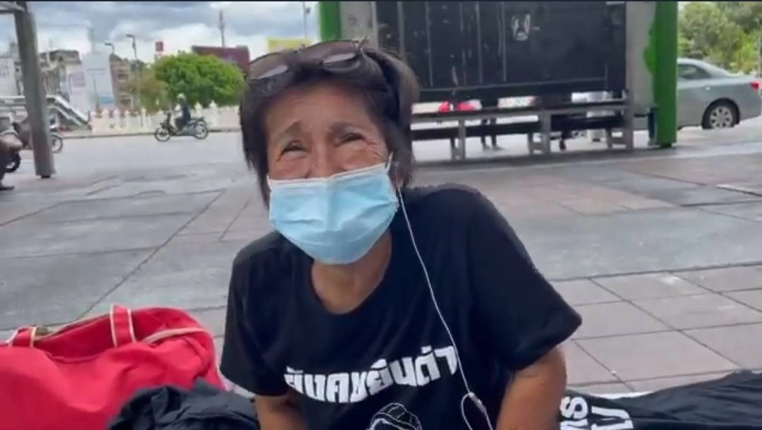 ป้าเป้า ขวัญใจม็อบ 3 นิ้ว