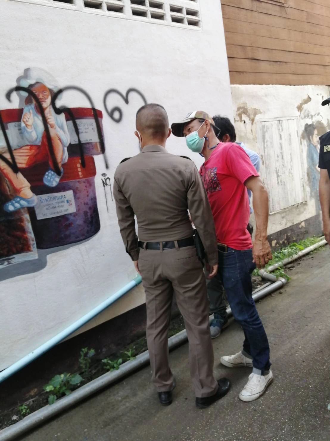 ล่า!มือบอนพ่นสีทับภาพวาดฝาผนังสามมิติ