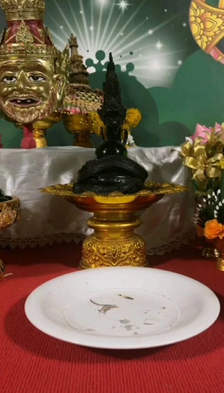 "แม่น้ำหนึ่ง" ขนลุก ! รอยประหลาดโผล่คอนเทนเนอร์หน้าองค์ปู่-คอหวยแห่ขอเลข