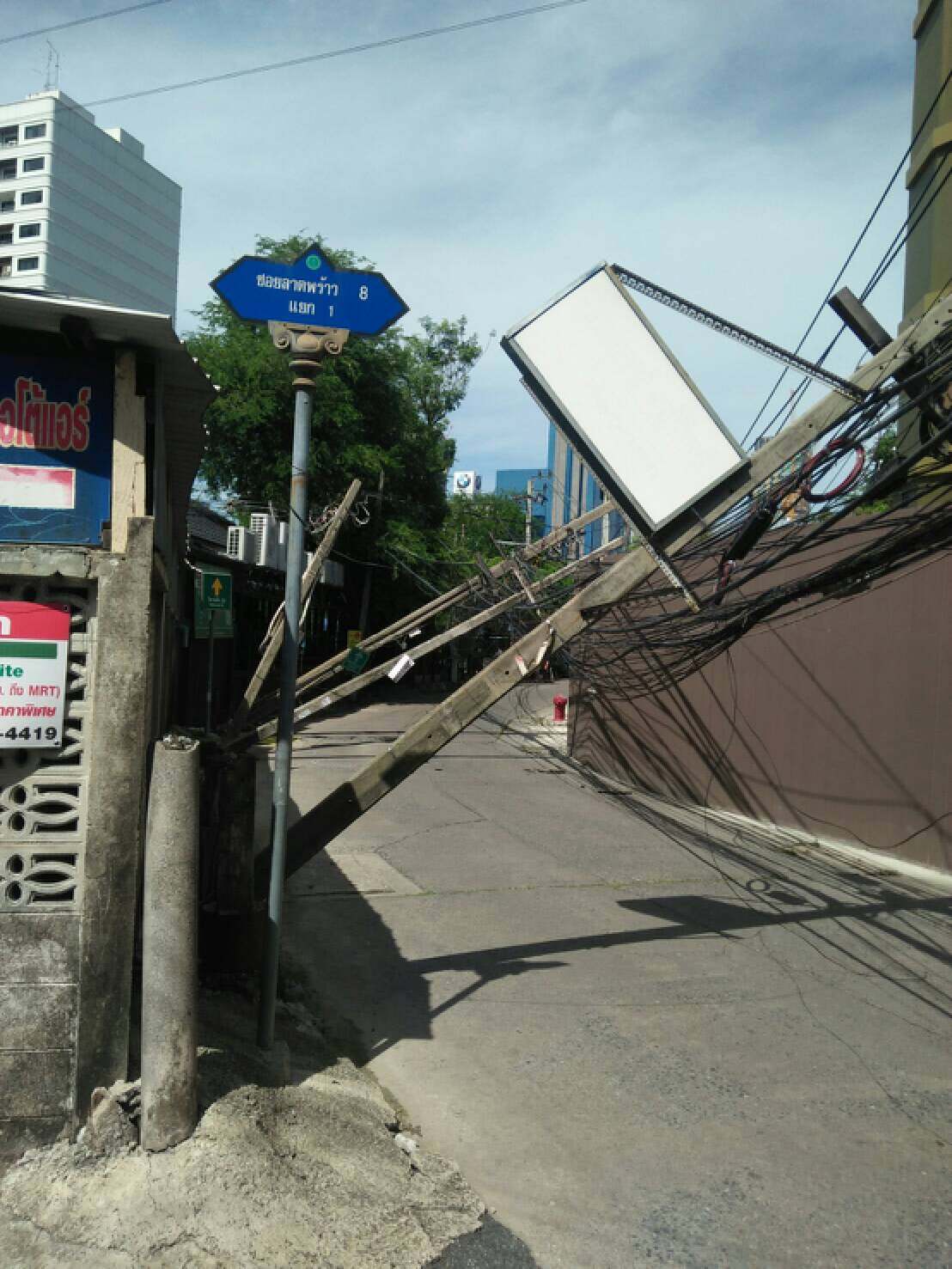 แจ้งเตือนโครงสร้างอาคารซอยลาดพร้าว 8 ทรุดตัวเกี่ยวเสาไฟฟ้าล้ม