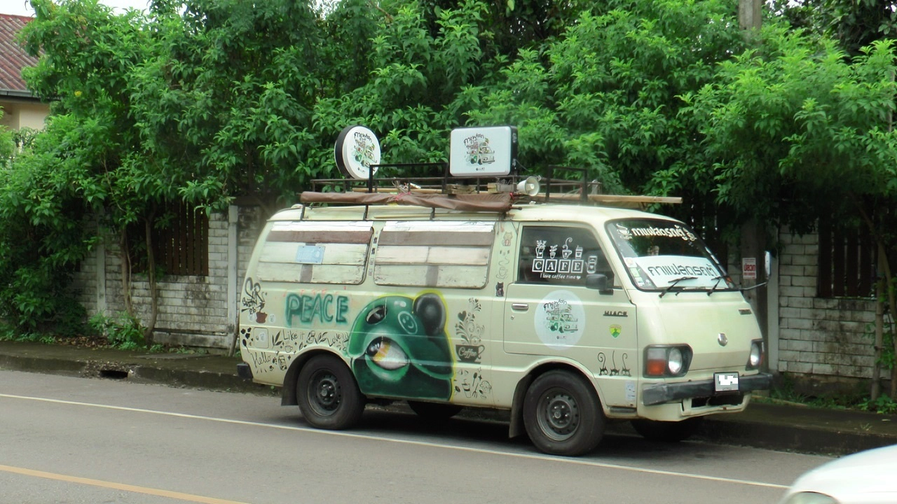 โซเชียลถล่มเละ คลิปแม่ค้ากาแฟสดรถตู้เจ้าปัญหาด่าจนท.เทศกิจ