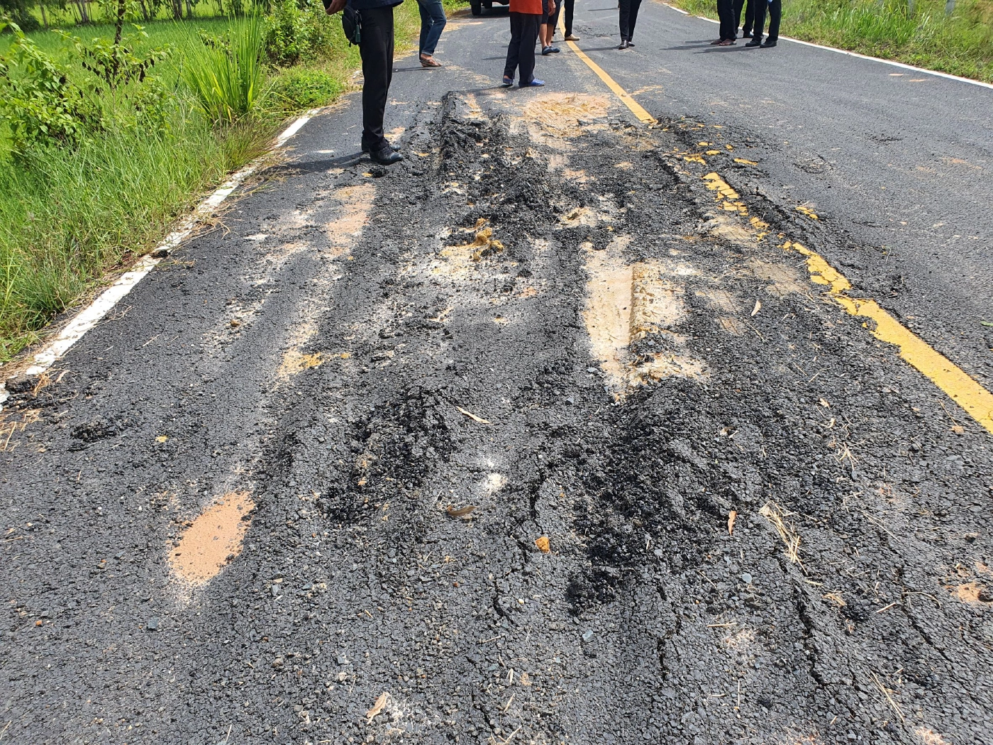 นอภ.สั่งตรวจสอบ-แก้ไข ชาวบ้านร้องถนนพังทั้งที่สร้างเสร็จไม่ถึงปี