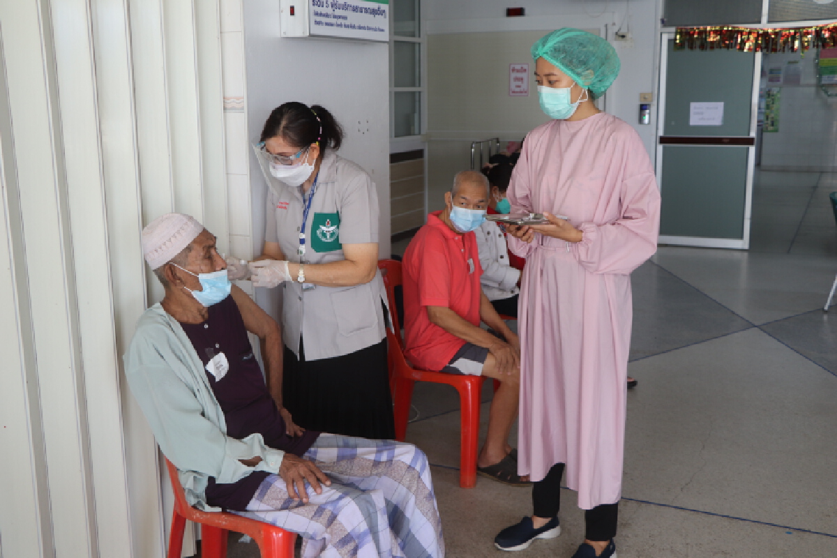 แพทย์ พอ.สว. ฉีดวัคซีนป้องกันโควิด-19 ให้ประชาชนพื้นที่อำเภอเบตง