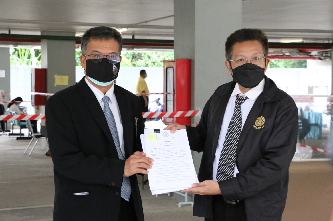 "ทนายเดชา" หอบหลักฐานยื่นสอบมารยาท "ทนายษิทรา" ปมตบทรัพย์ "อดีตผกก.โจ้"