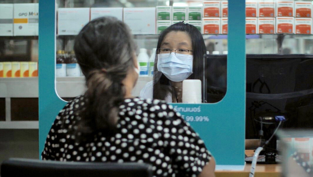 หนึ่งในร้านยา โครงการนำร่องฯ รพ.ชลบุรี โดยภญ.สุณีรัตน์ กิตติคุณ เภสัชกรประจำร้าน