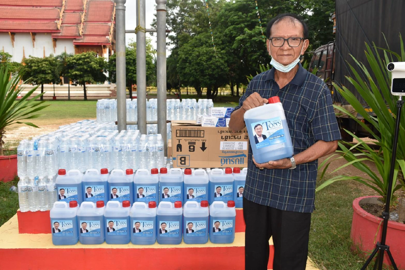 ชาวบ้านฮือฮา! แจกแอลกอฮอล์ "Tony Woodsome"