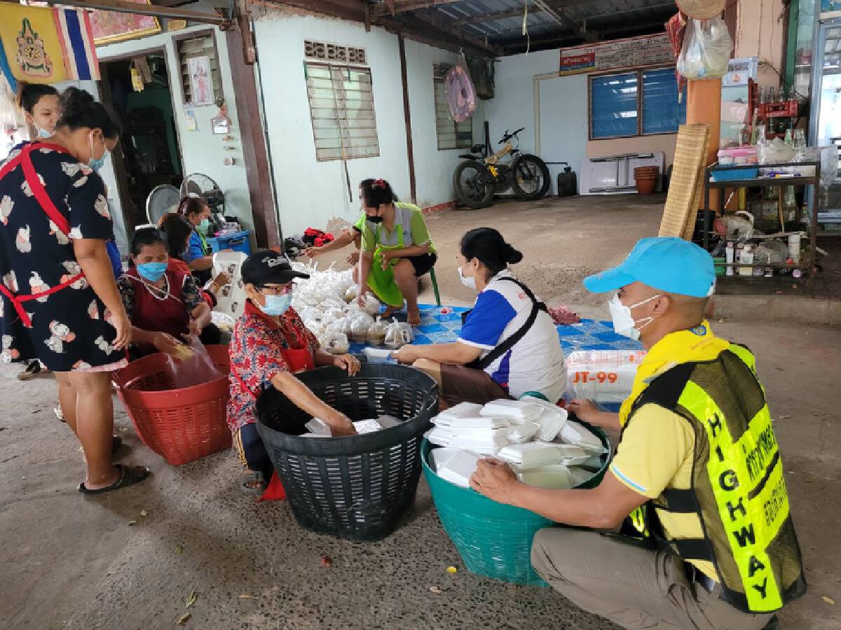 ตร.ทางหลวงโคราช ร่วมแจกข้าวกล่องชาวบ้านบรรเทาช่วงโควิด