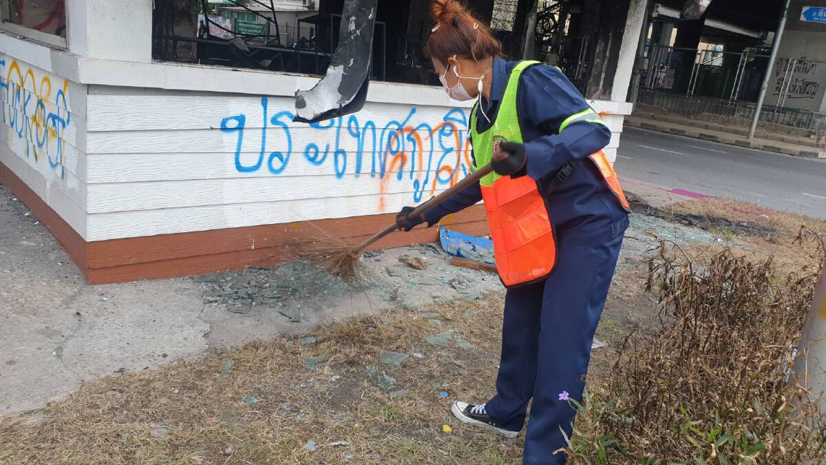 สำรวจความเสียหายป้อมจราจรแยกดินแดง  หลังถูกเผาทำลาย