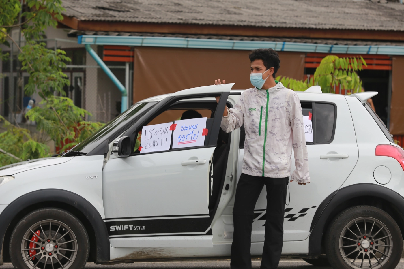 ยะลาทนไม่ไหว จัดขบวนแห่ไล่ "พล.อ.ประยุทธ์" รอบเมือง