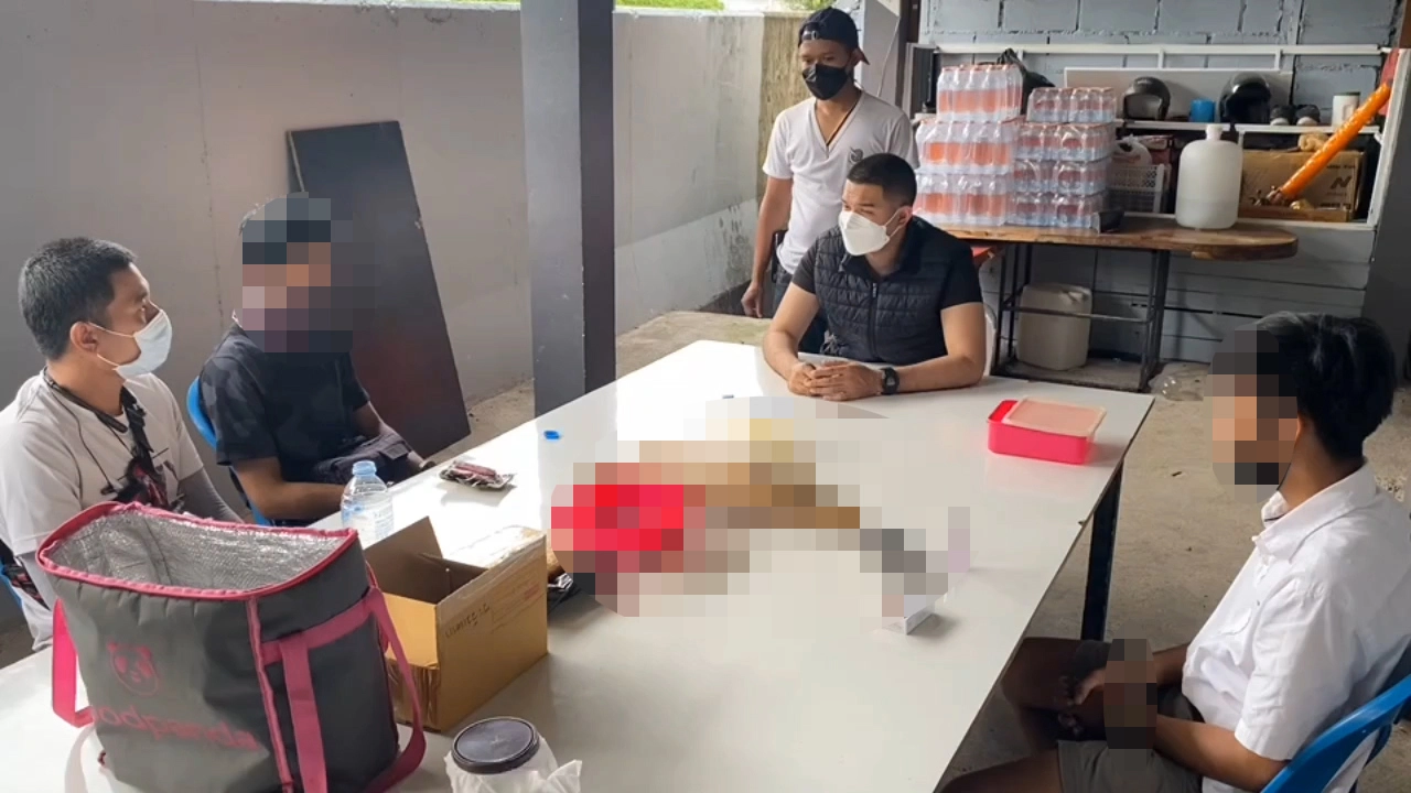 ไม่รอด! ตำรวจรวบหนุ่มสั่งกัญชาอัดแห้งส่งผ่านขนส่งเอกชน