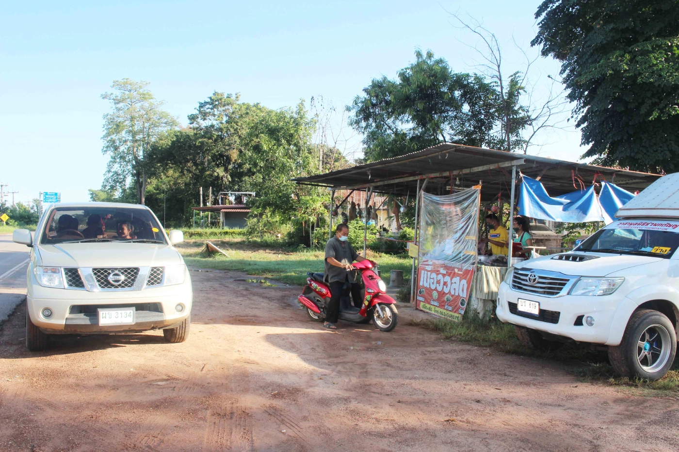 เจ้าของร้านอาหารอีสานนำรังนก-ตัวต่อประดับร้านเชื่อต่อโชคลาภเรียกลูกค้า