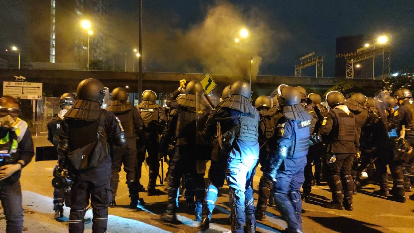 เปิดไทม์ไลน์การชุมนุมสามเหลี่ยมดินแดง 15 ส.ค. 64 ช่วงเย็น ปะทะหลายครั้ง