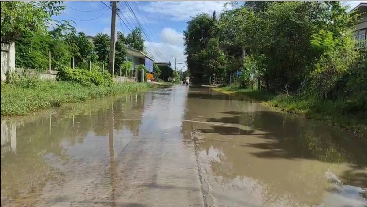 ชาวบ้านร้อง น้ำท่วมถนนกลางบ้านสัญจรลำบาก