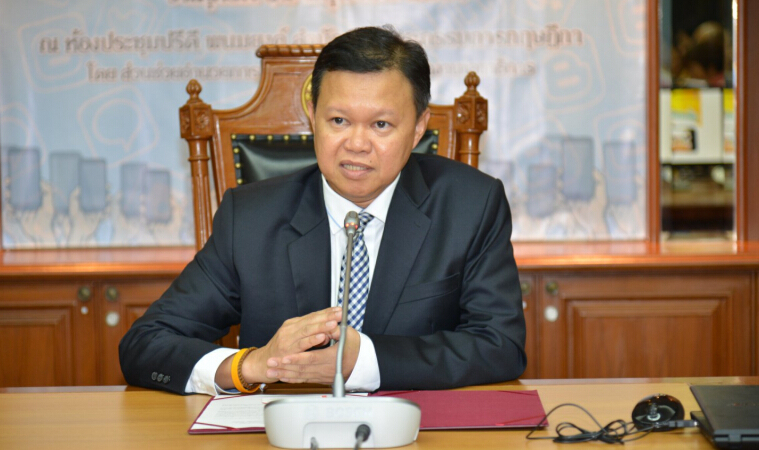 นพดล เภรีฤกษ์ โฆษกคณะกรรมการกฤษฎีกา