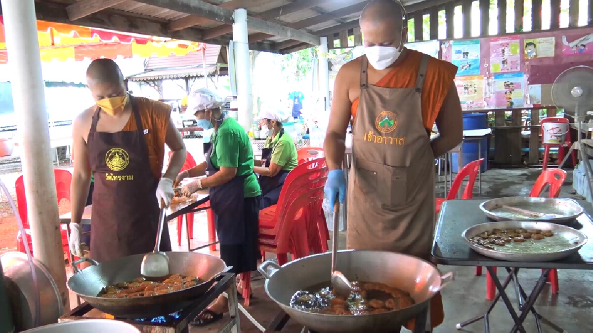 โรงครัวอาสาแจกข้าวกล่องพรีเมียม 67 วัน กว่า 5 หมื่นกล่อง
