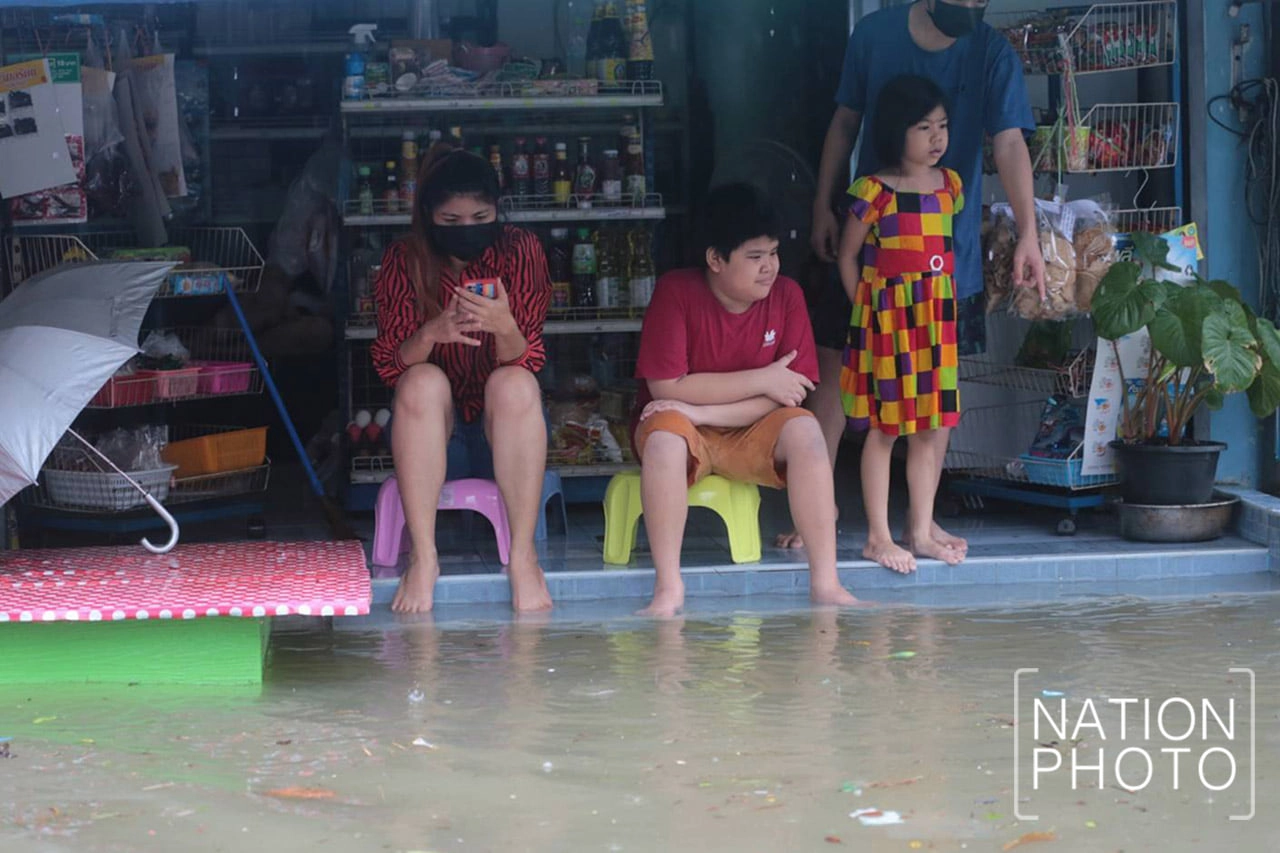 ประมวลภาพ น้ำท่วมย่านนิคมอุตสาหกรรมบางปู