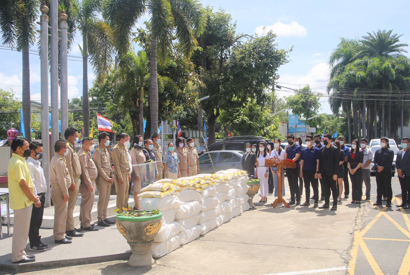 มอบรถยนต์-ถุงยังชีพ หนุนด่านหน้าต้านภัยโควิด-19
