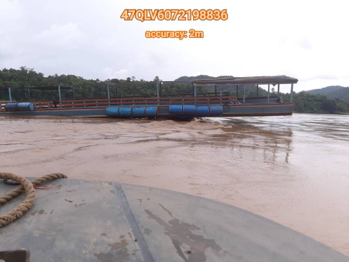 กู้เรือสินค้าชนโขดหินกลางแม่น้ำสาละวิน