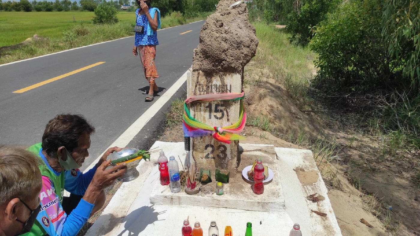 ชาวบ้านแห่ส่องเลขตัวสุดท้ายบนหลักกิโลเมตรจอมปลวก